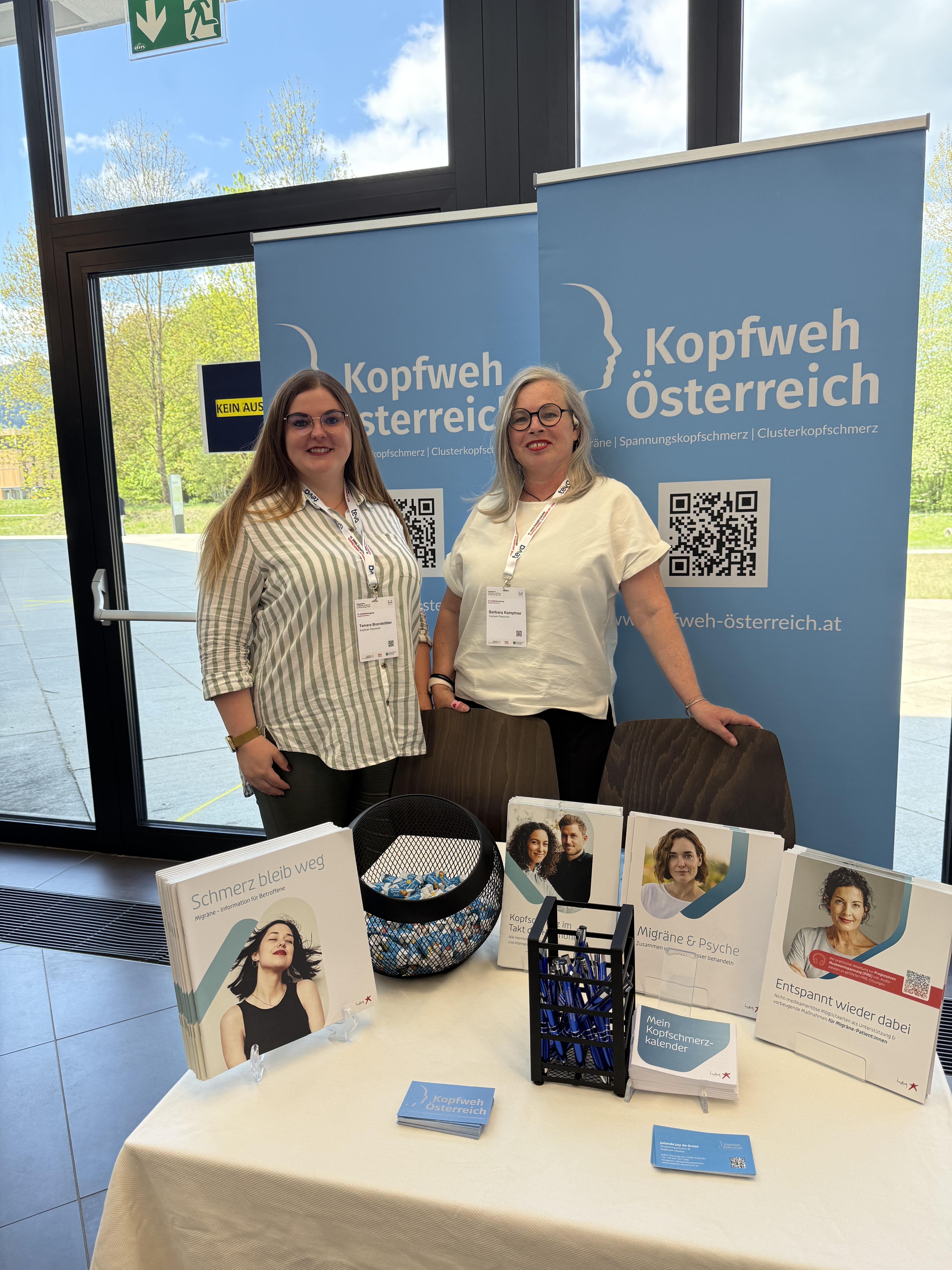 Zwei Vertreterinnen von Kopfweh Österreich an einem Informationsstand bei der Drei-Länder-Tagung Kopfschmerz